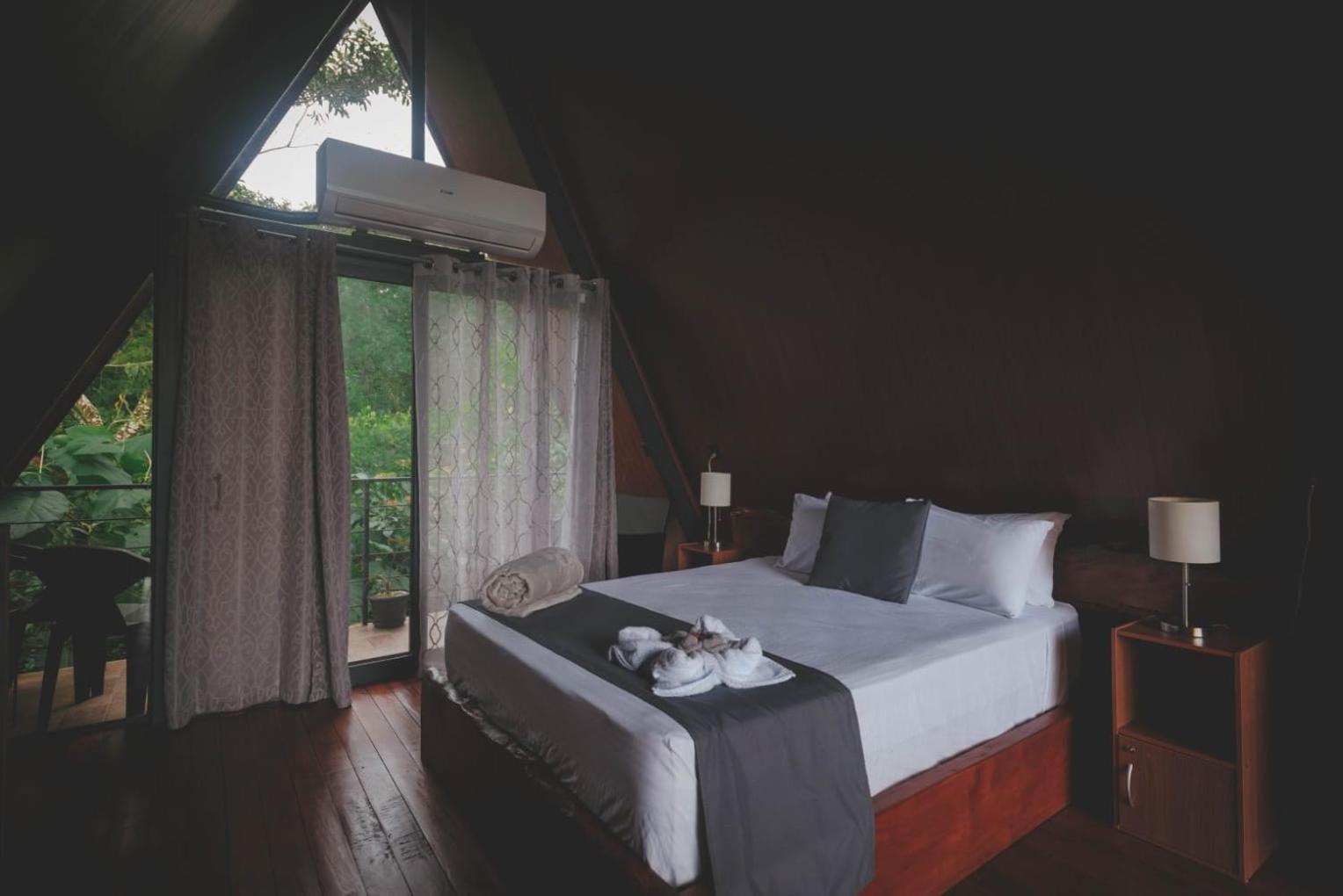 Yarumo Lodge, Rio Celeste Black Chalets Бійягуа Екстер'єр фото